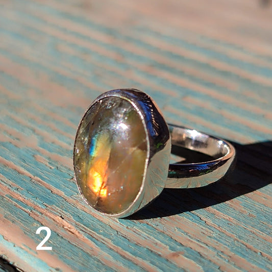 Anillo de labradorita