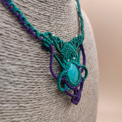 Collar Esencia Selvática – Amazonita y Macramé Morado y Verde