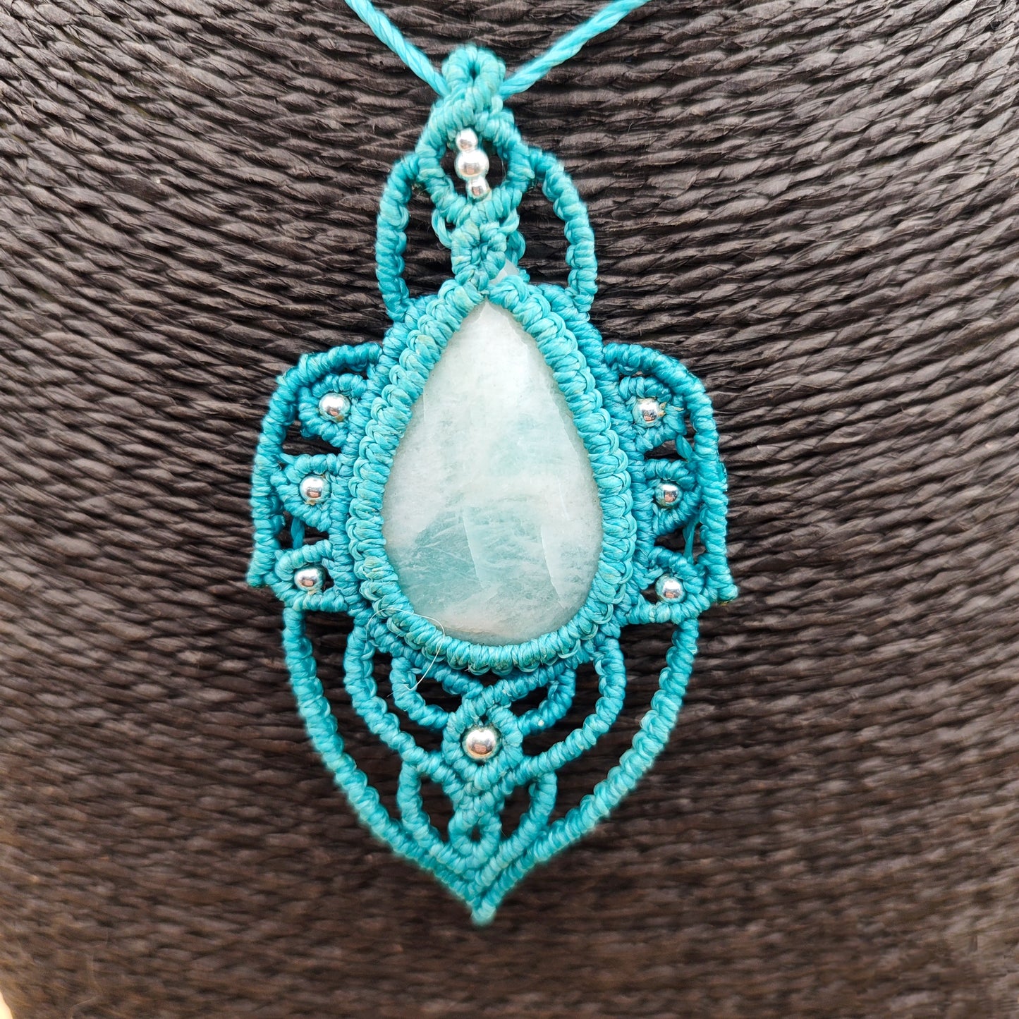 Colgante "Esencia del Caribe": Larimar Natural y Plata de Ley en Micro-Macramé - Joya de Autor Exclusiva