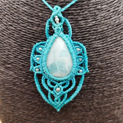 Colgante "Esencia del Caribe": Larimar Natural y Plata de Ley en Micro-Macramé - Joya de Autor Exclusiva