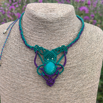 Collar Esencia Selvática – Amazonita y Macramé Morado y Verde