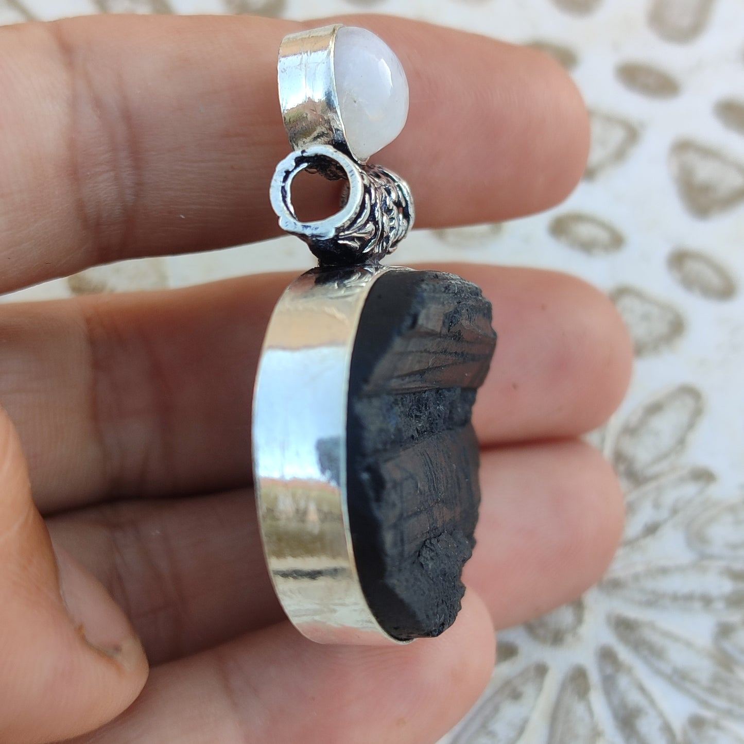 Colgante de Turmalina Negra y Piedra Luna | Joyería de la India