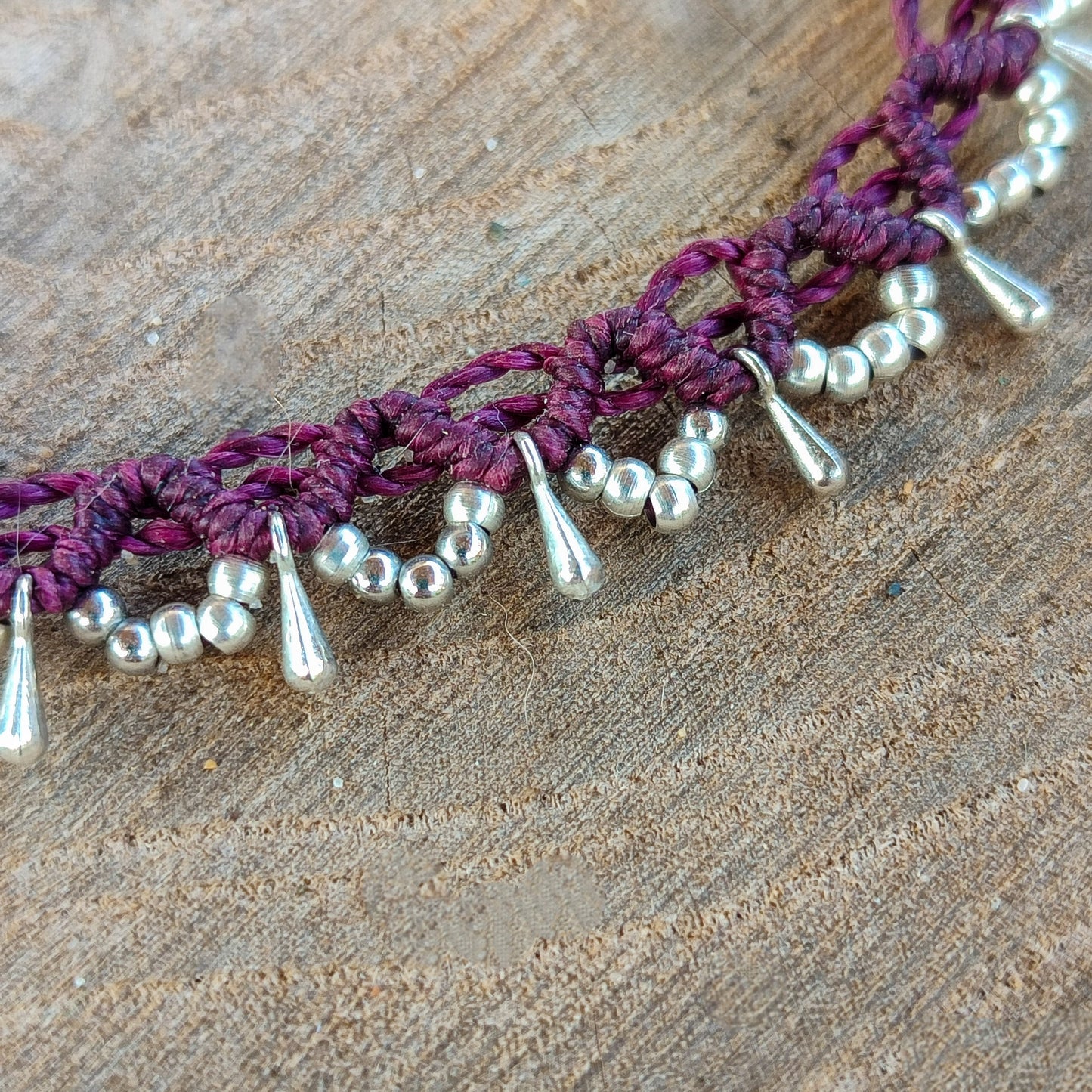 Tobillera ajustable de macramé color berenjena