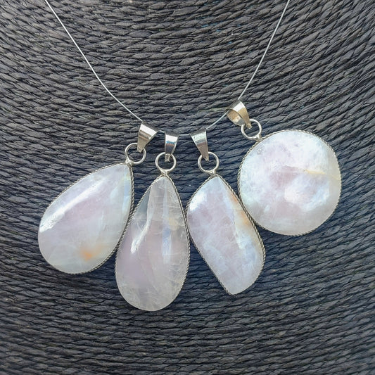 Colgante de cuarzo rosa con doble baño de plata