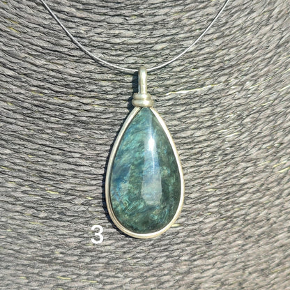 Pendentif en obsidienne en forme de larme de manteau Huichol