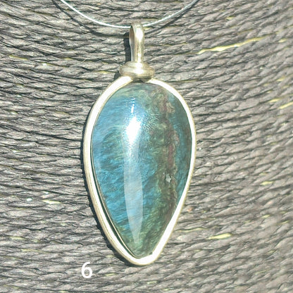 Pendentif en obsidienne en forme de larme de manteau Huichol