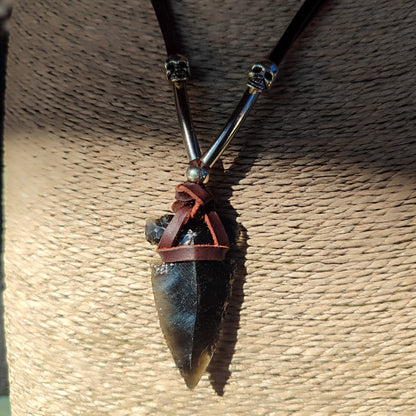 Collar punta de flecha y cuero