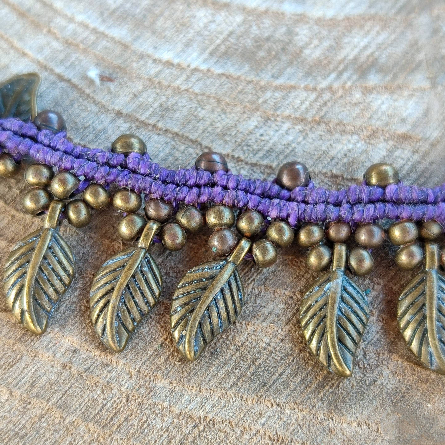 Tobillera Étnica de Macramé Morada con Hojas