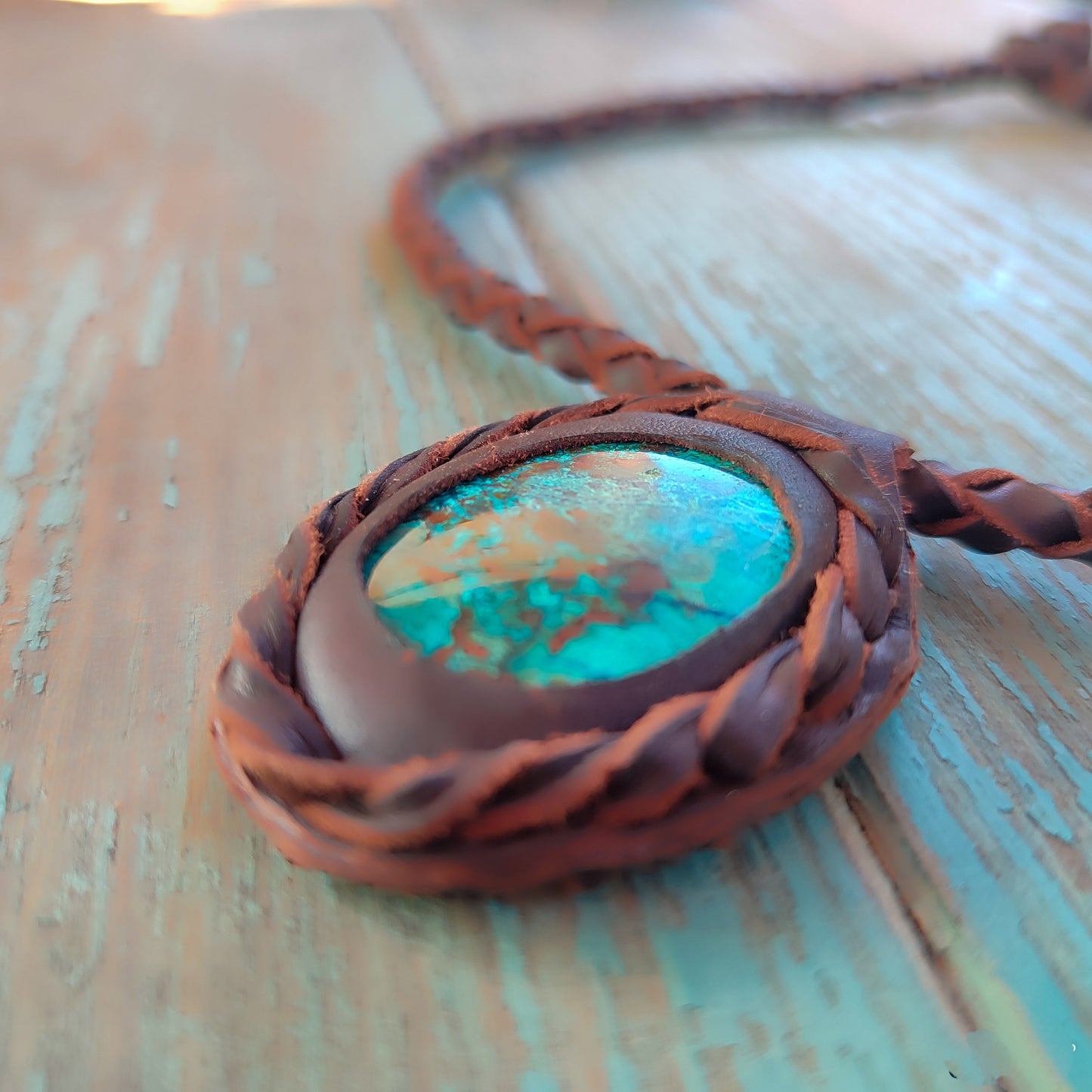 Collar cuero trenzado turquesa y crisocola