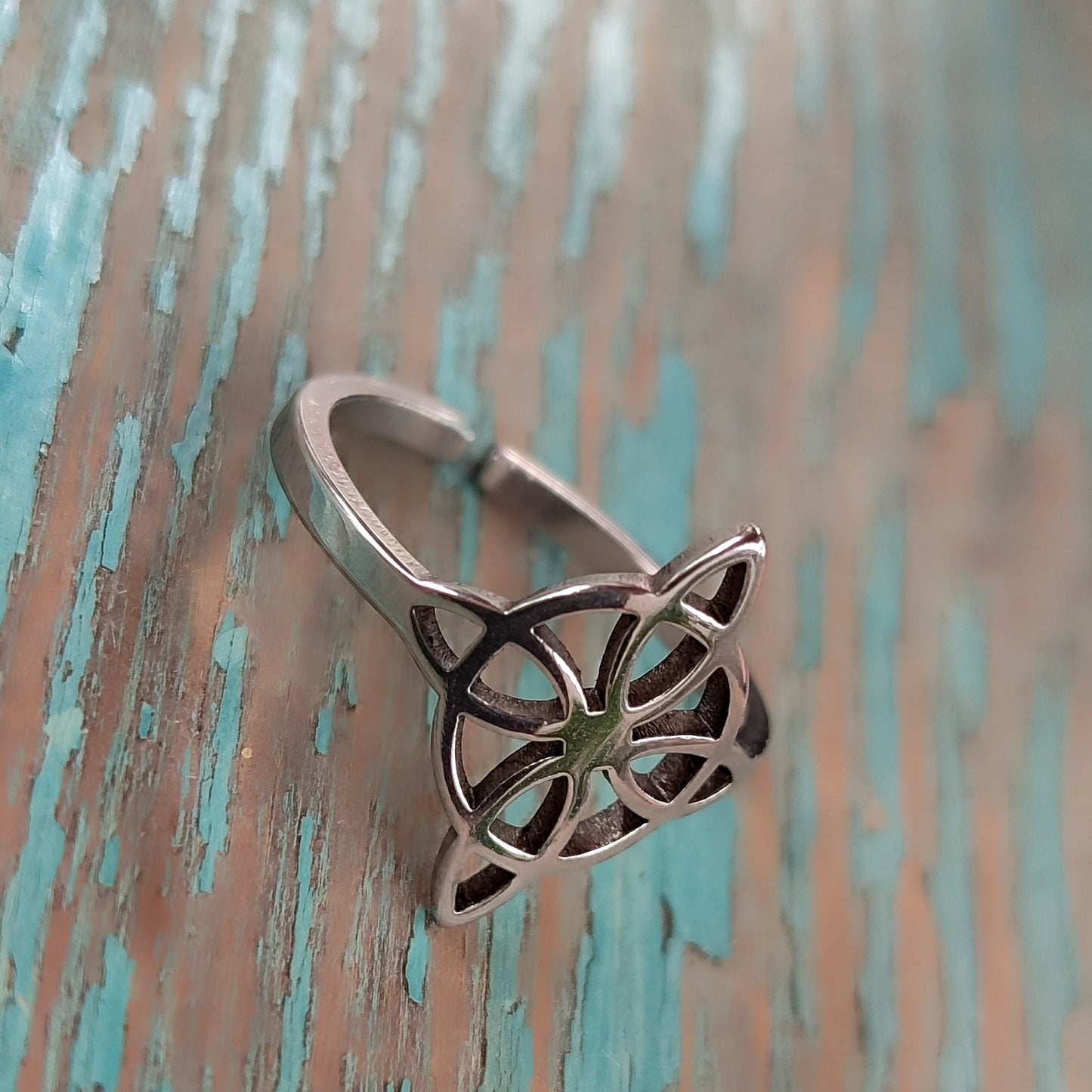 Anillo ajustable nudo de bruja