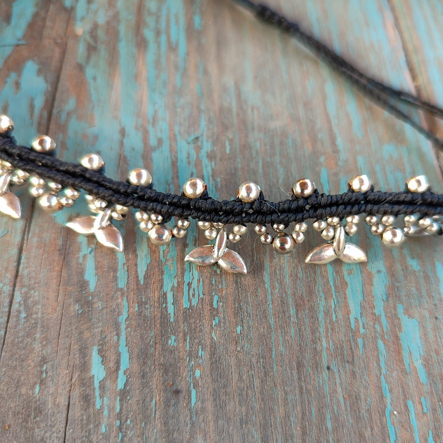 Tobillera de Macramé Negra con Colas de Ballena