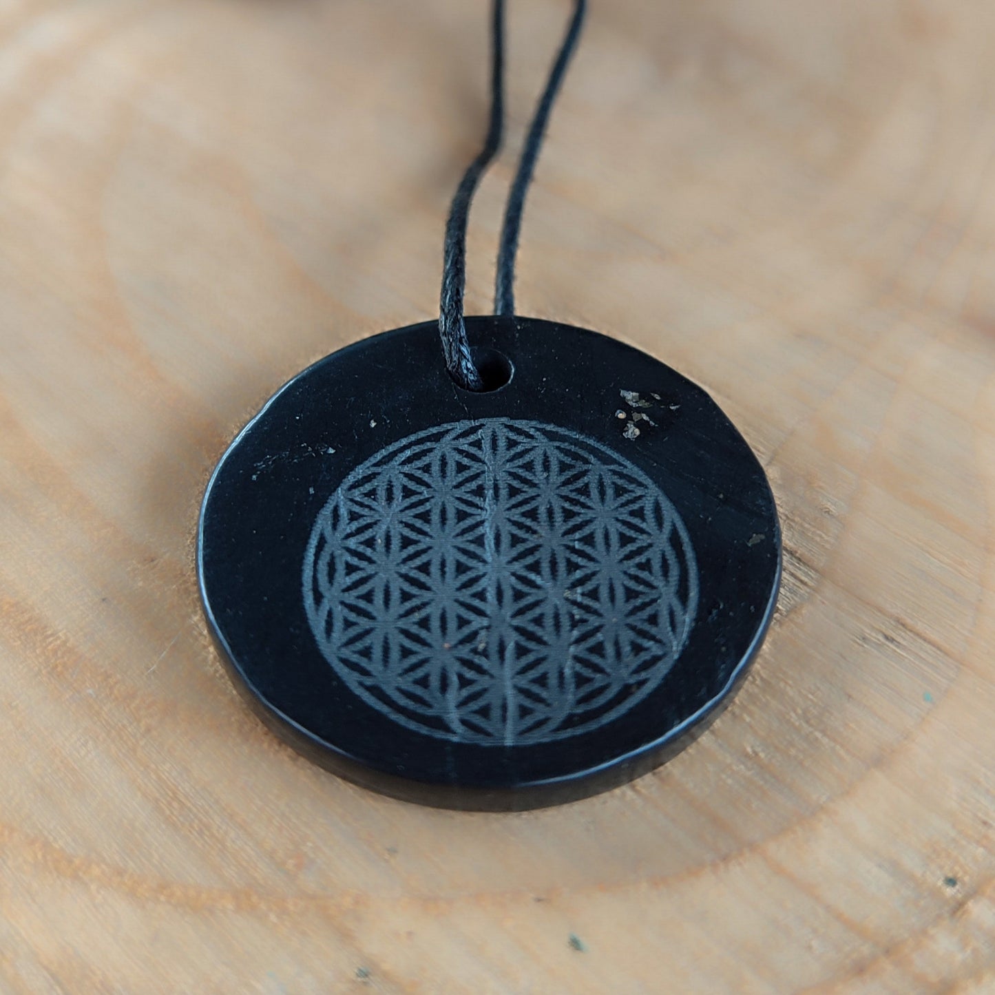 Colgante shungita flor de la vida