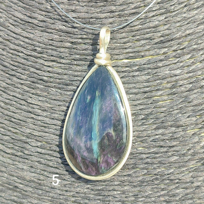 Pendentif en obsidienne en forme de larme de manteau Huichol