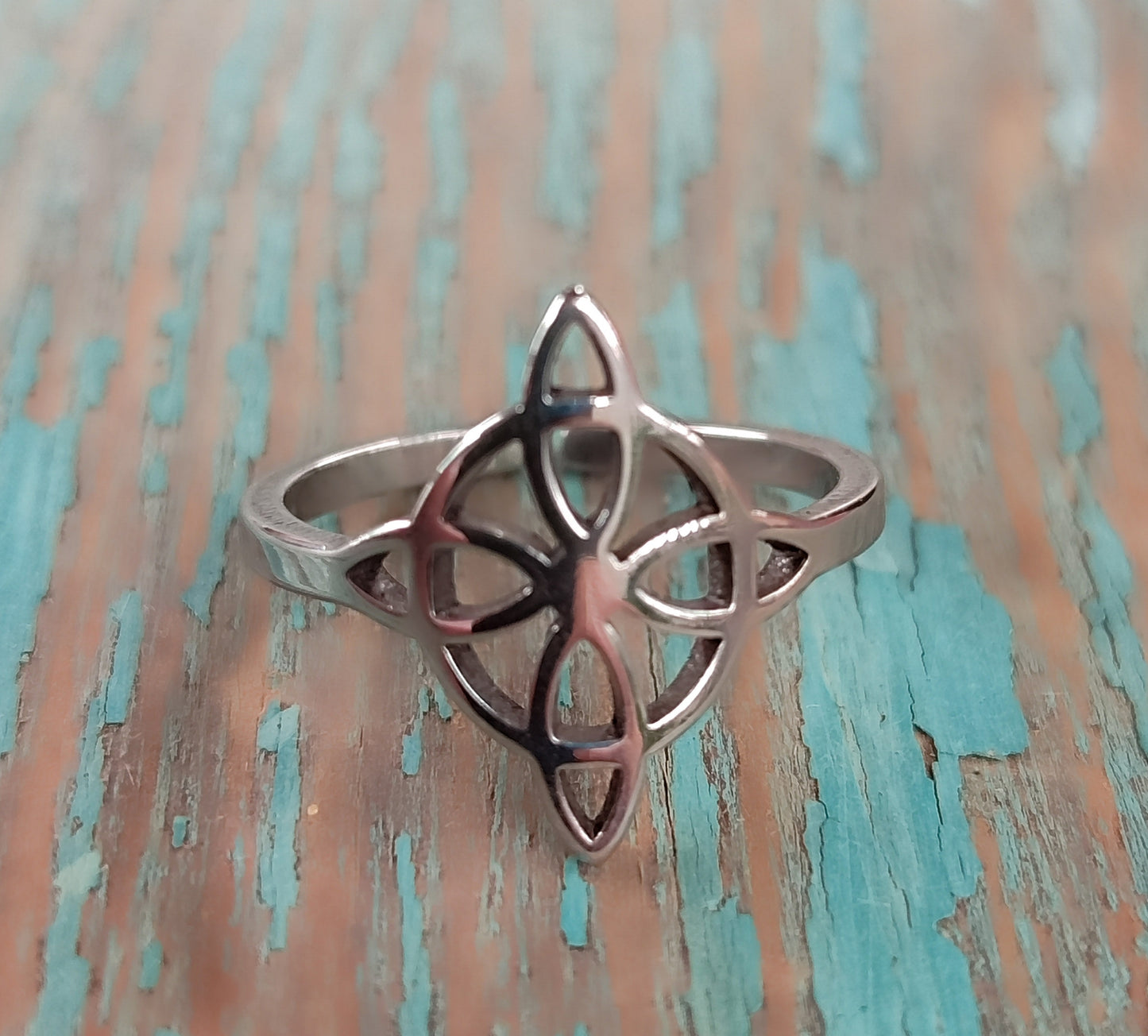 Anillo ajustable nudo de bruja