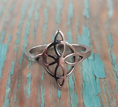 Anillo ajustable nudo de bruja