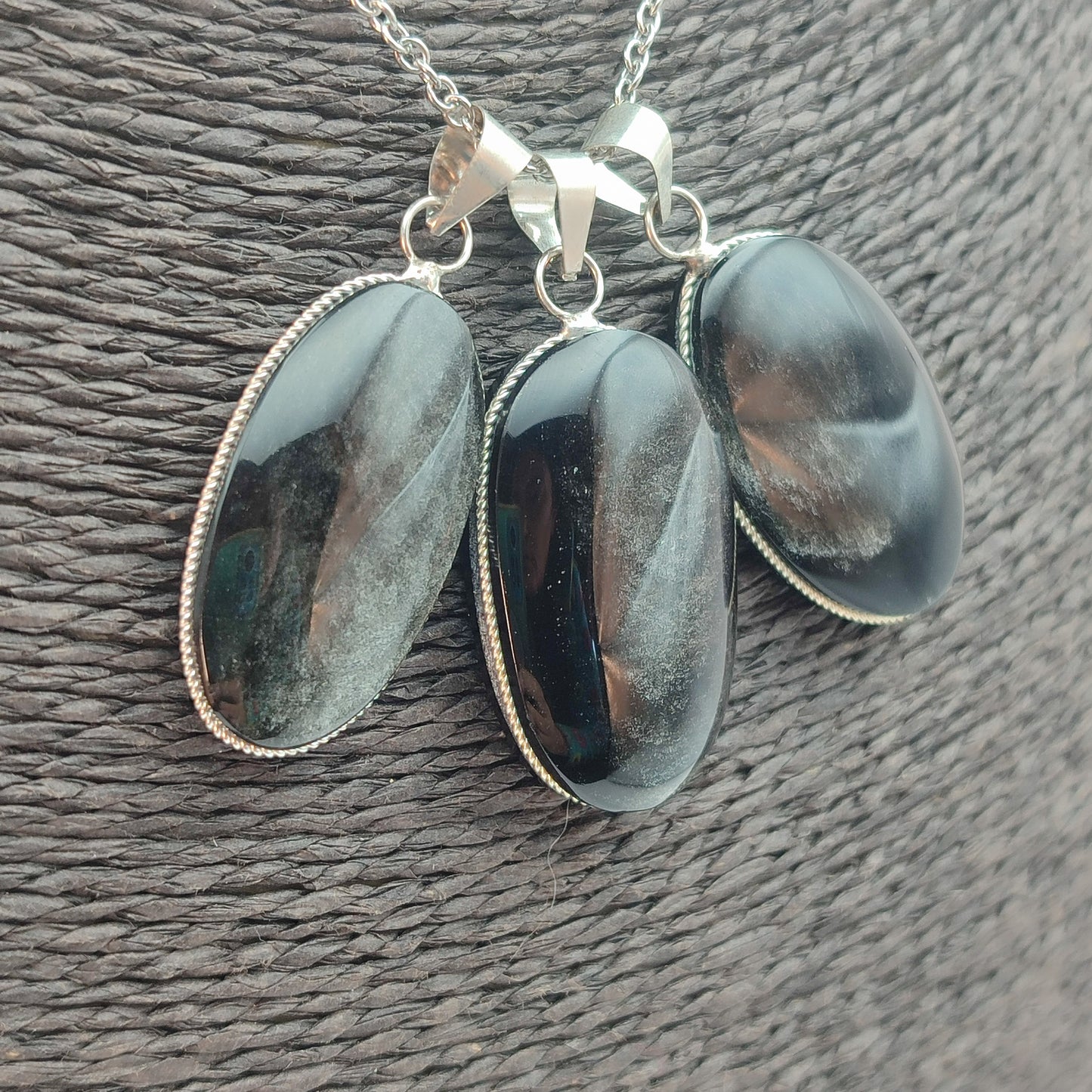 Colgante de Obsidiana plateada con baño de plata ovalado