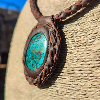Collar cuero trenzado turquesa y crisocola