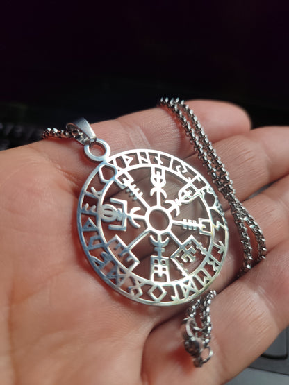 Vegvísir Viking compass pendant