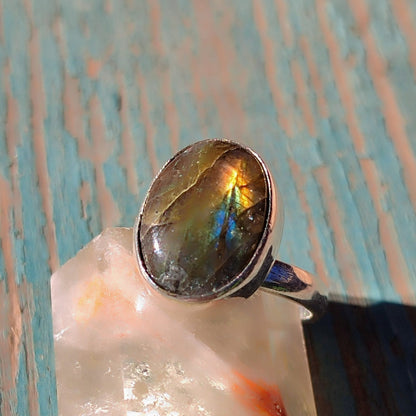 Anillo de labradorita