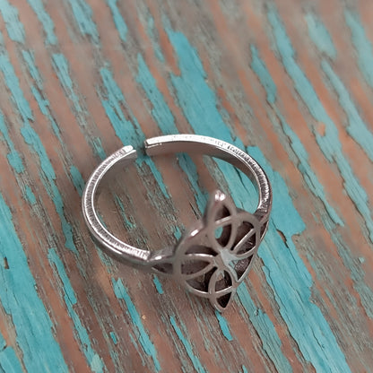 Anillo ajustable nudo de bruja