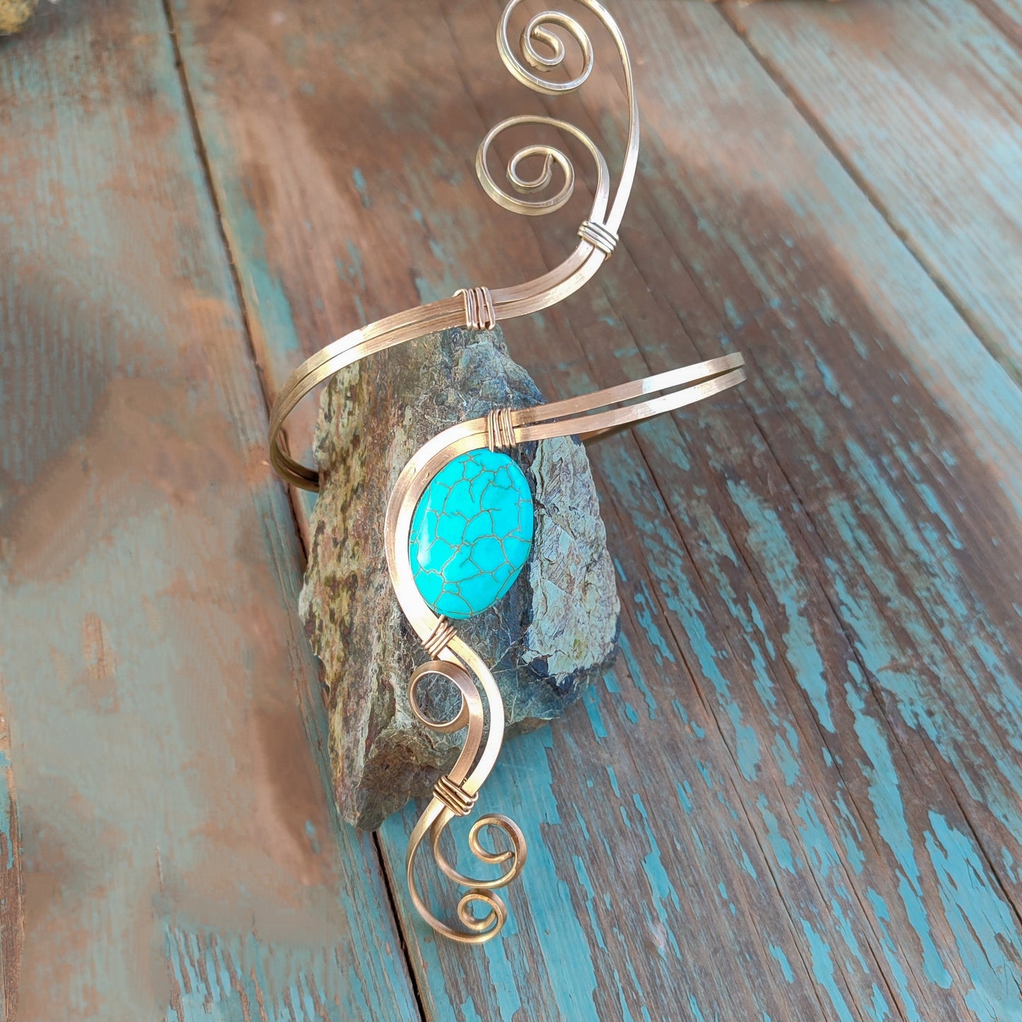 Brazalete grande de Espirales para Bíceps en Alpaca con Howlita