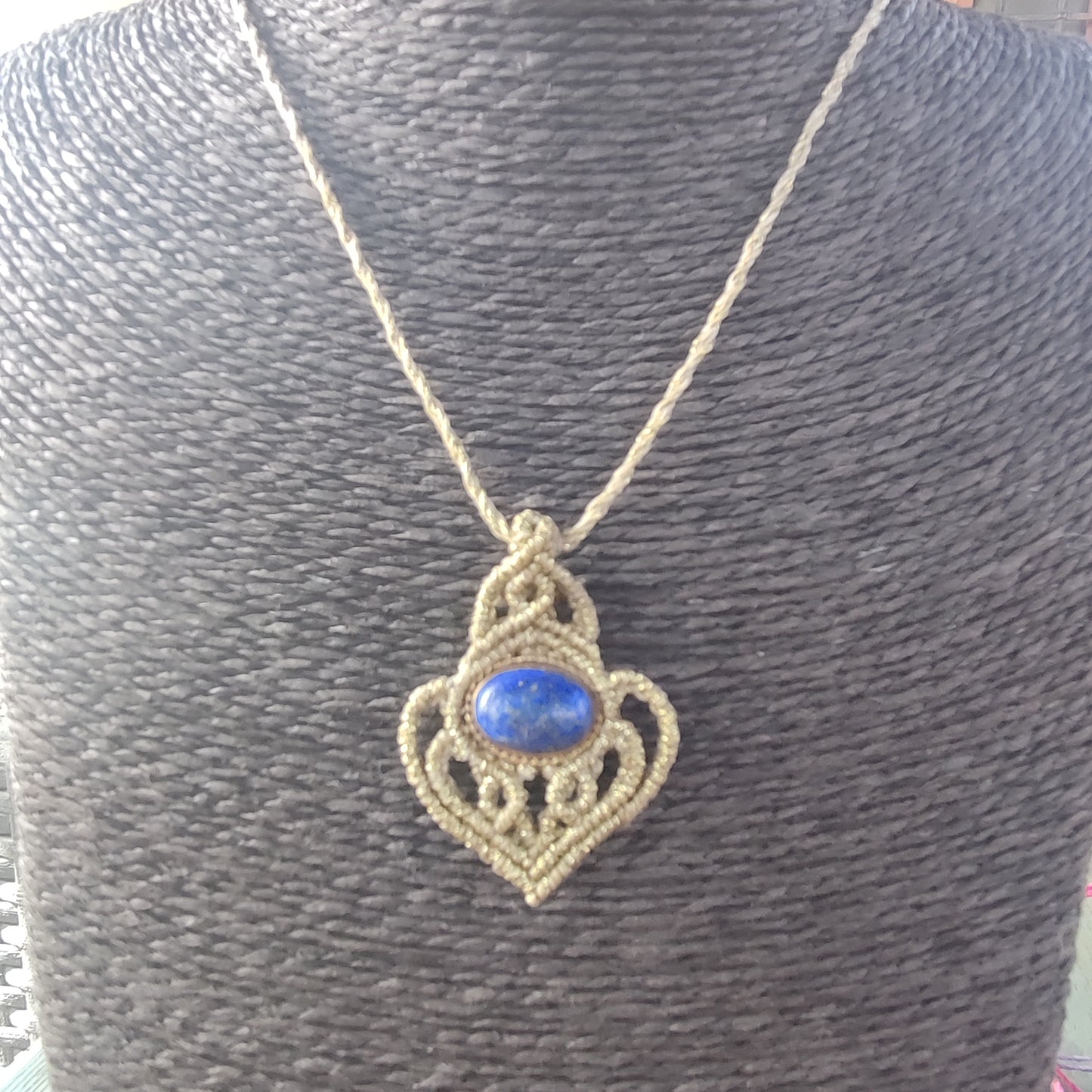 Pendentif « Goutte de Ciel » : Lapis-lazuli Naturel et Micro-Macramé Doré - Design Subtil et Élégant - Bijou Fait Main