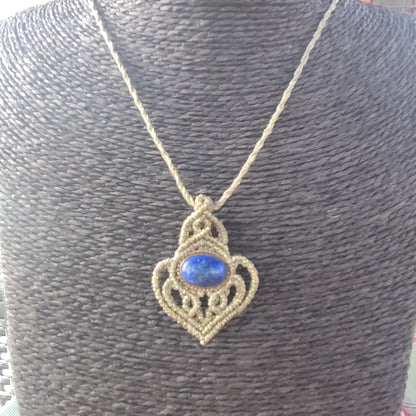 Pendentif « Goutte de Ciel » : Lapis-lazuli Naturel et Micro-Macramé Doré - Design Subtil et Élégant - Bijou Fait Main