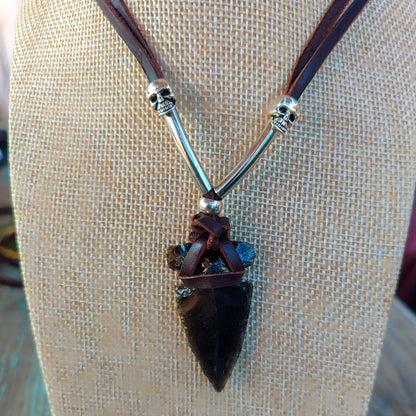 Collar punta de flecha y cuero