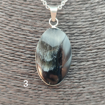 Colgante de Obsidiana plateada con baño de plata ovalado