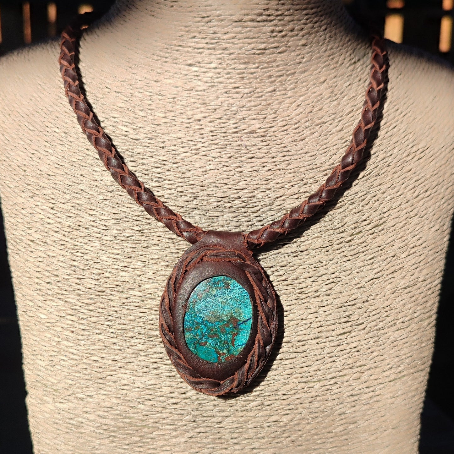 Collar cuero trenzado turquesa y crisocola