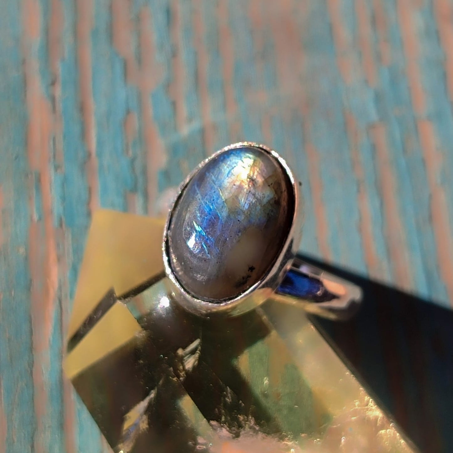 Anillo de labradorita