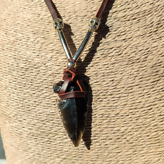Collar punta de flecha y cuero