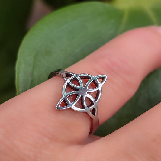 Anillo ajustable nudo de bruja