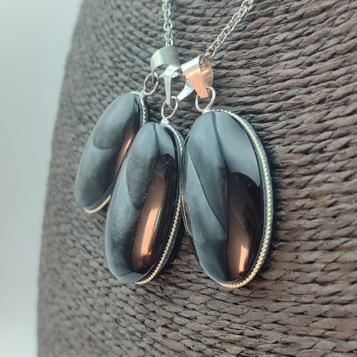 Colgante de Obsidiana plateada con baño de plata ovalado