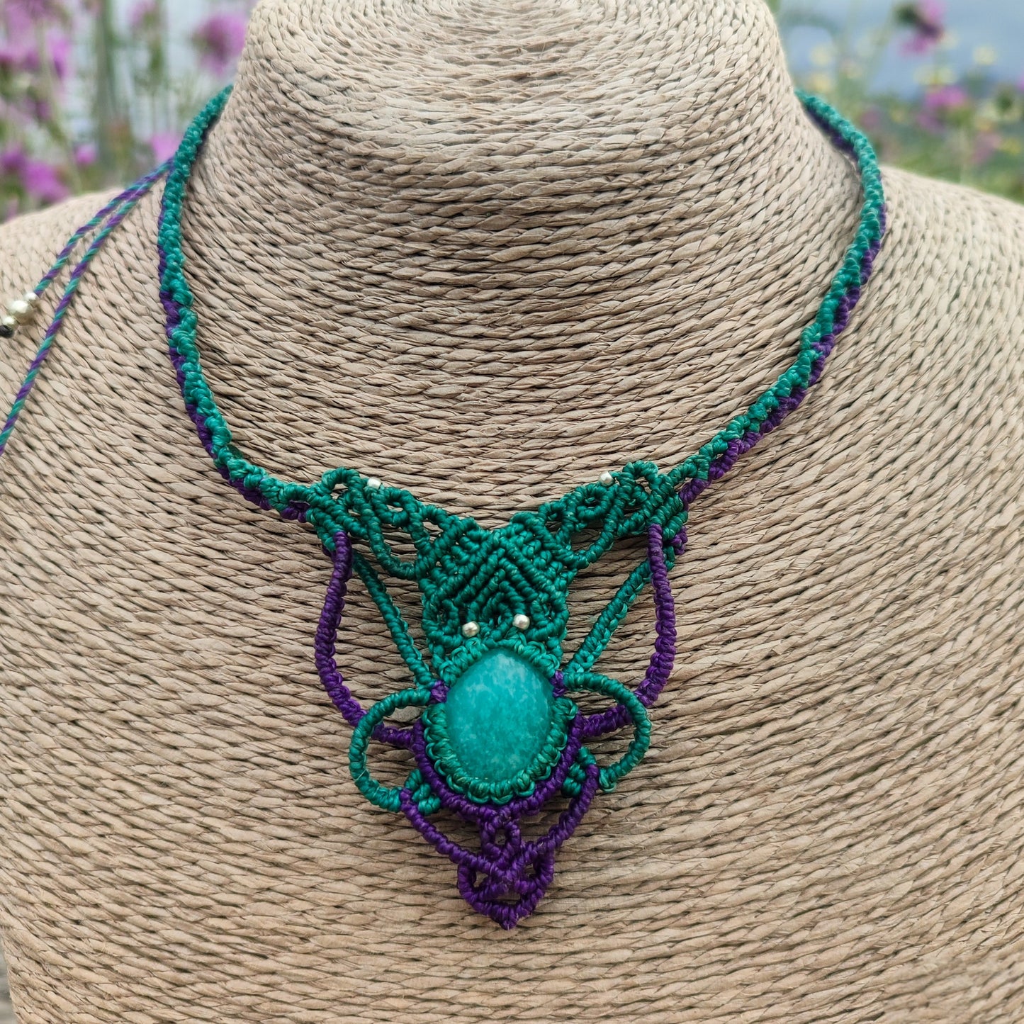 Collar Esencia Selvática – Amazonita y Macramé Morado y Verde