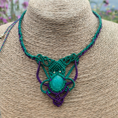 Collar Esencia Selvática – Amazonita y Macramé Morado y Verde