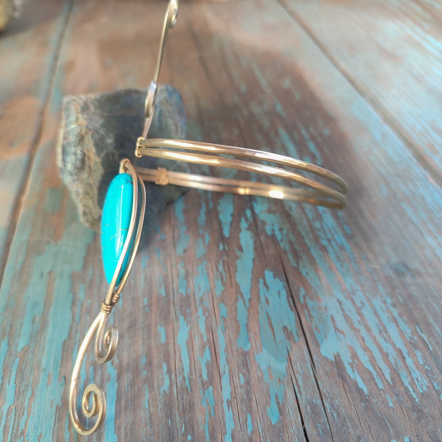 Brazalete rígido plateado boho
