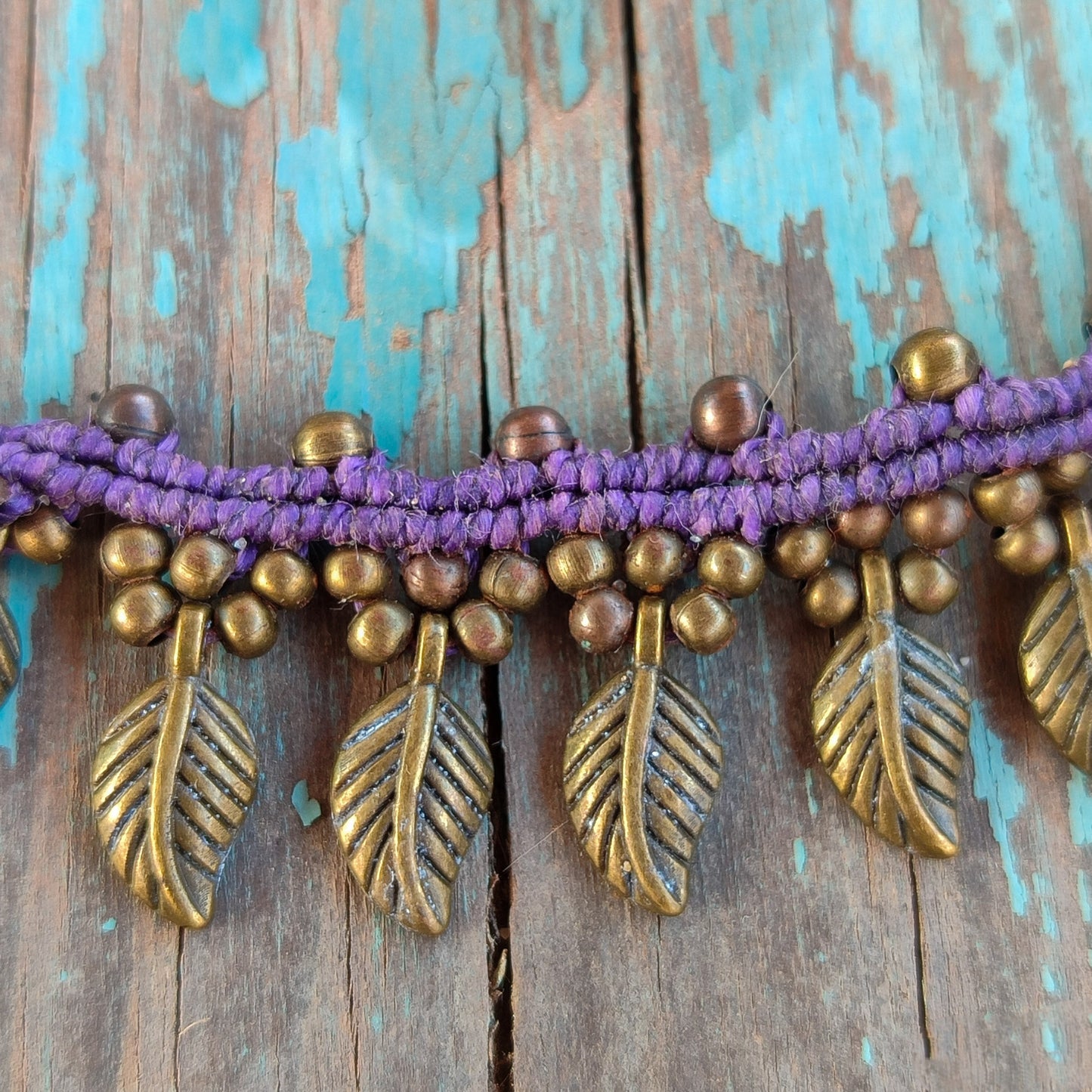 Tobillera Étnica de Macramé Morada con Hojas