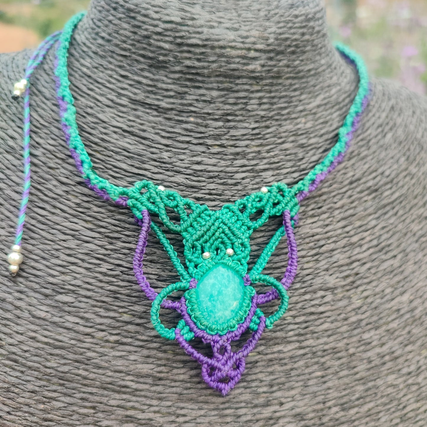 Collar Esencia Selvática – Amazonita y Macramé Morado y Verde