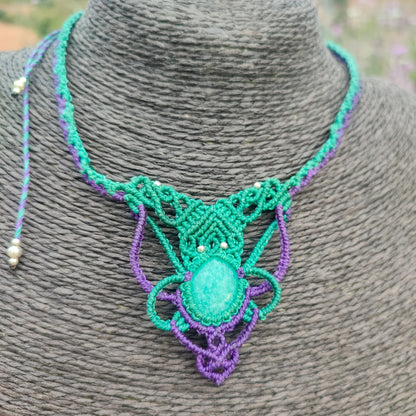 Collar Esencia Selvática – Amazonita y Macramé Morado y Verde