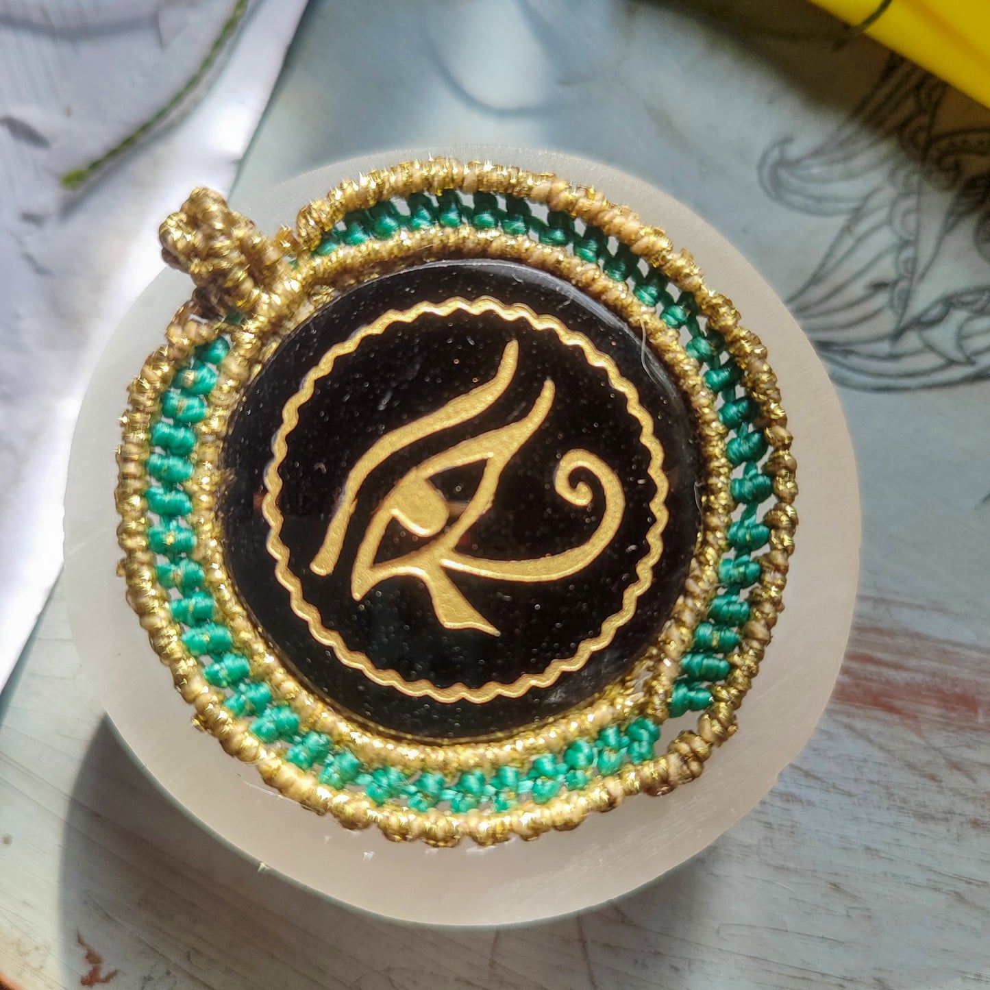 Primer plano del grabado místico del Ojo de Horus sobre espejo de obsidiana.