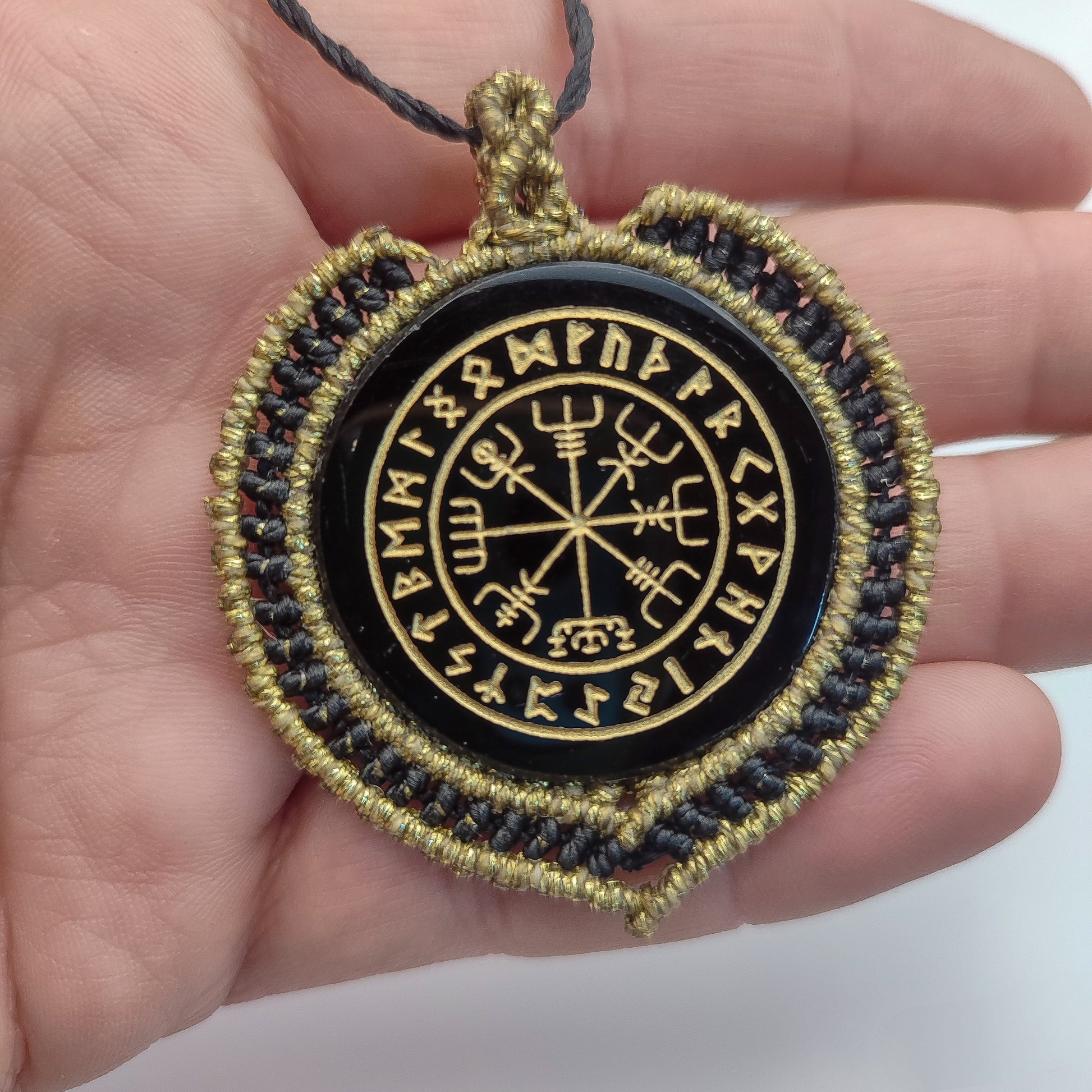 Primer plano del grabado dorado del Vegvísir sobre espejo de obsidiana de Teotihuacán