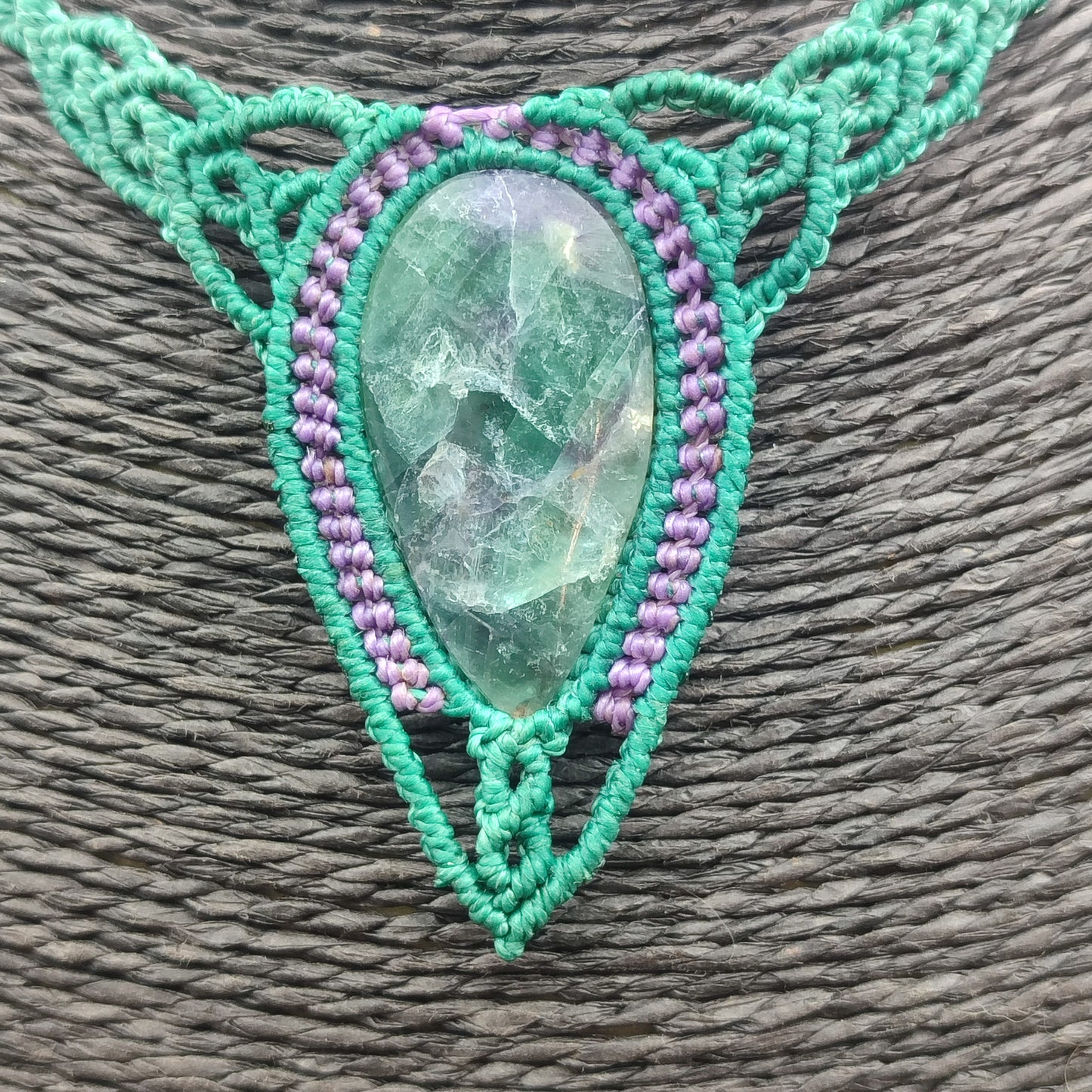 Detalle de la terminación decorativa del cordón en macramé.