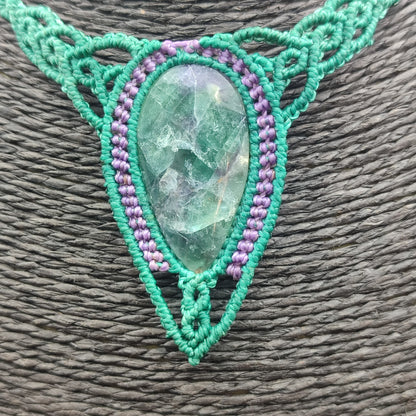 Detalle de la terminación decorativa del cordón en macramé.